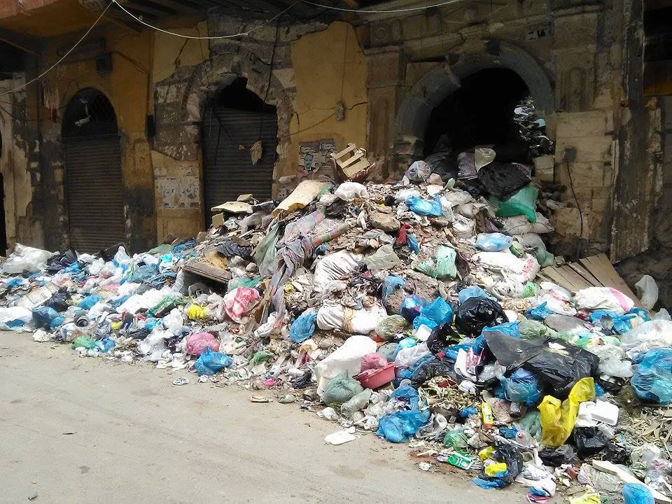 القمامة ومخلفات البناء فى شارع مدورة (1)