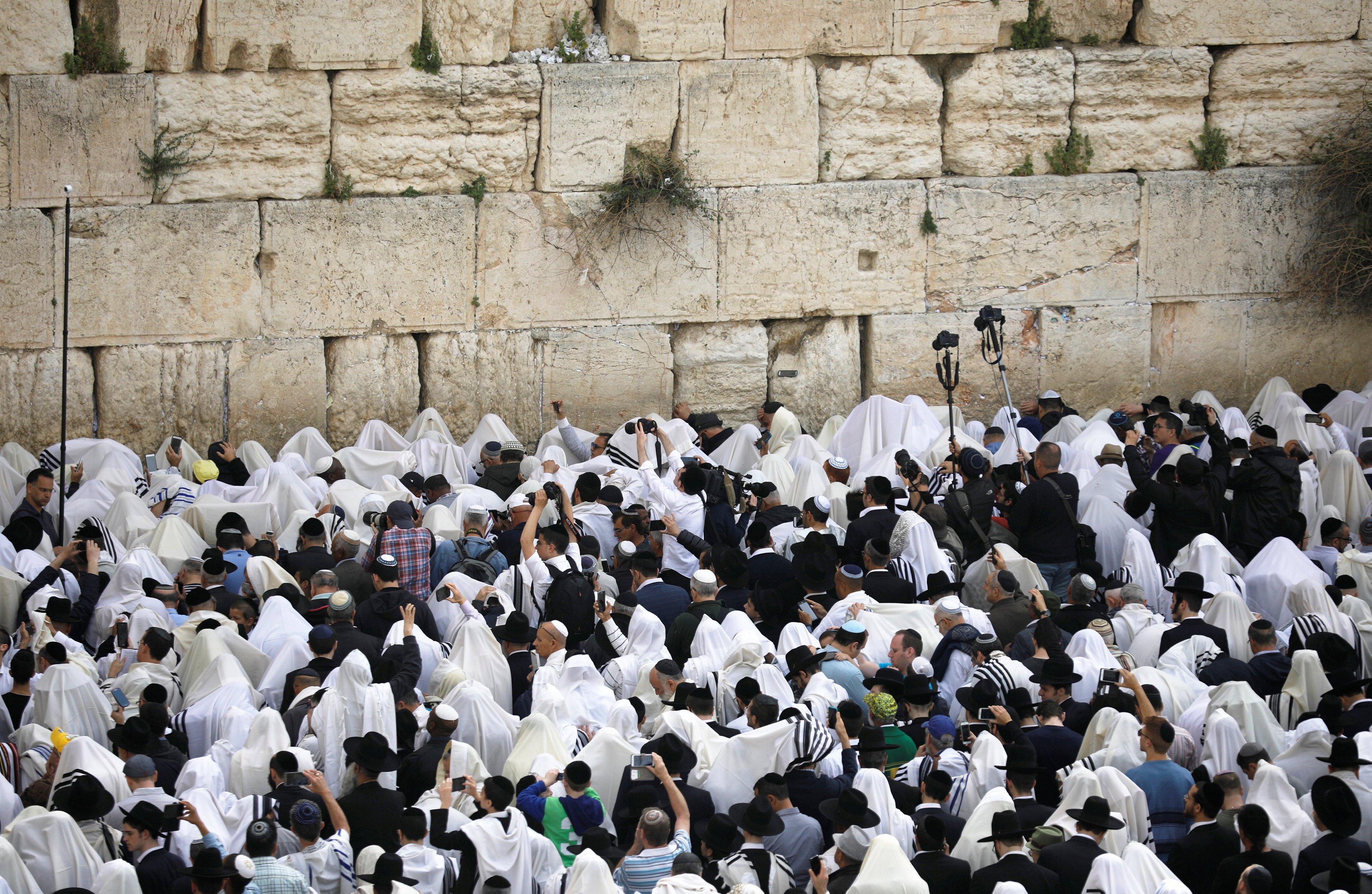 حشود اليهود أمام حائط البراق