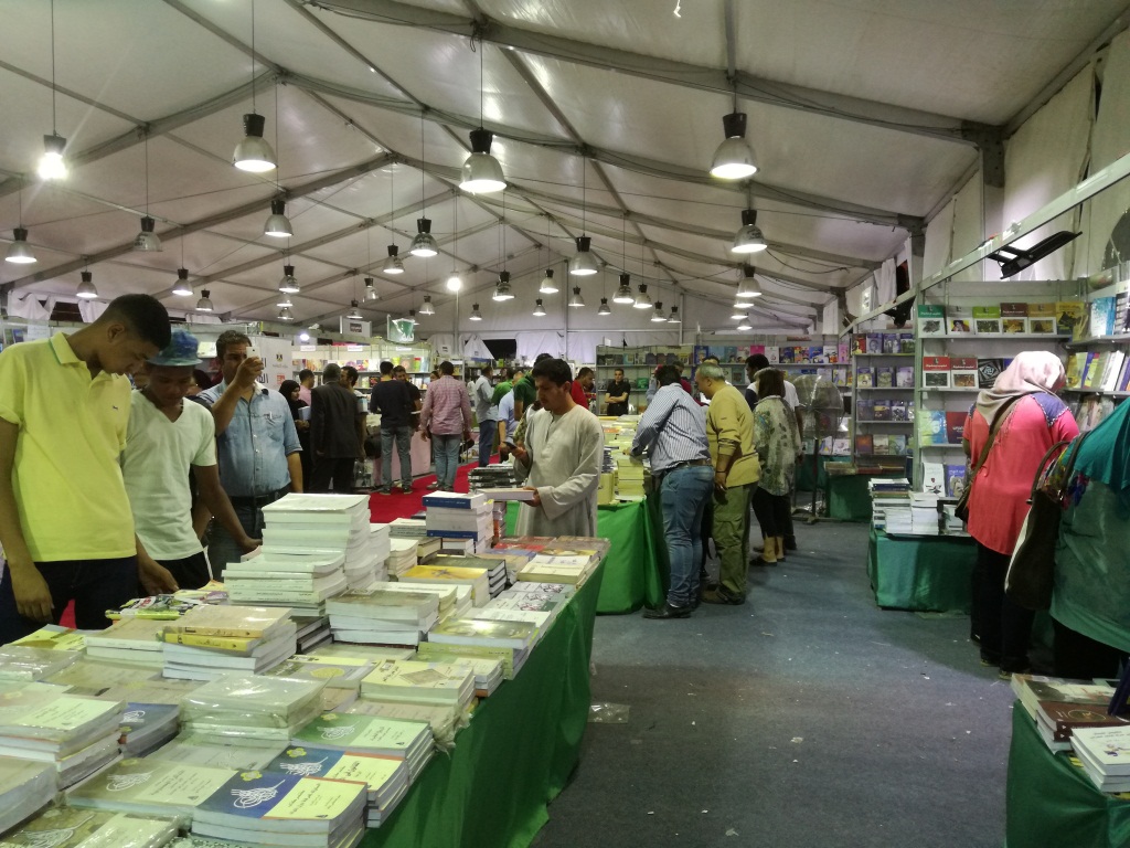 2- جانب من إقبال المواطنين علي معرض الأقصر للكتاب