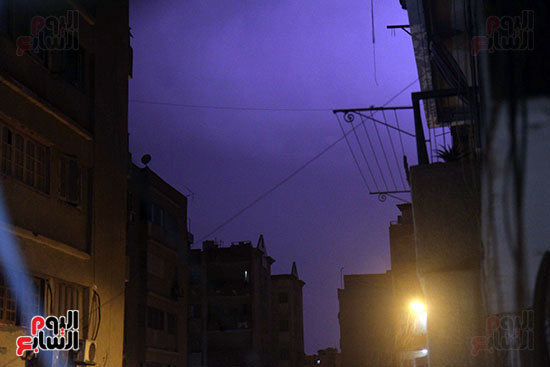 البرق والرعد يضربان سماء العاصمة.. واستمرار سقوط الأمطار الغزيرة (1)