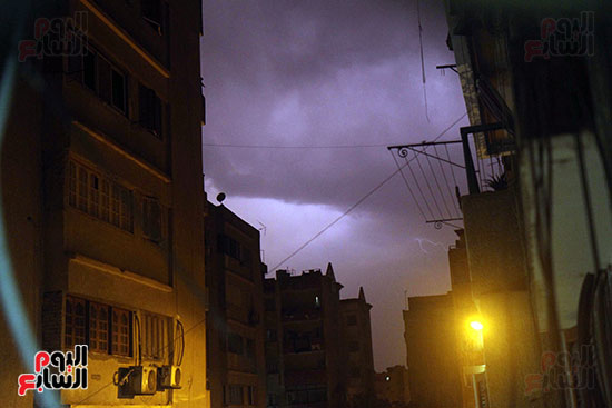 البرق والرعد يضربان سماء العاصمة.. واستمرار سقوط الأمطار الغزيرة (2)
