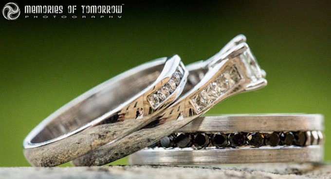 لقطة مميزة للعروسين مع خاتم الزواج