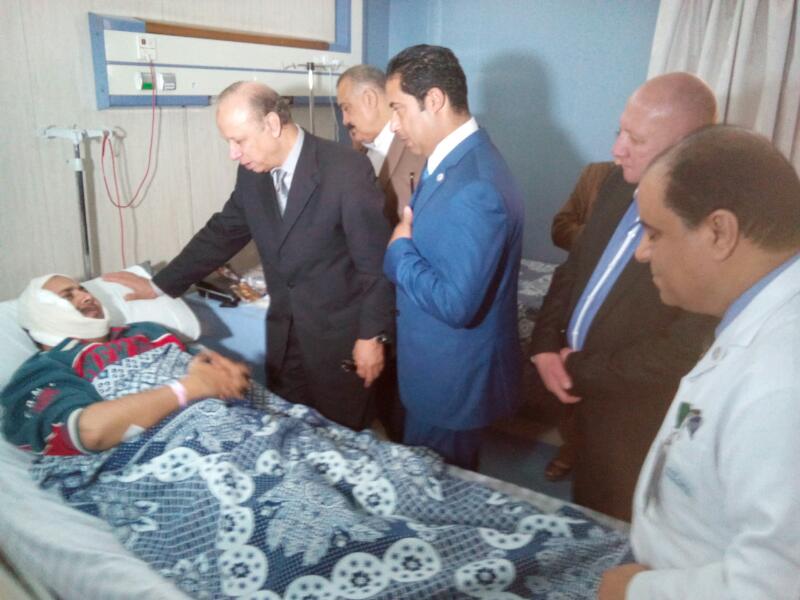 المحافظ ورئيس قسم الساحل ومدير مستشفى معهد ناصر خلال الزيارة