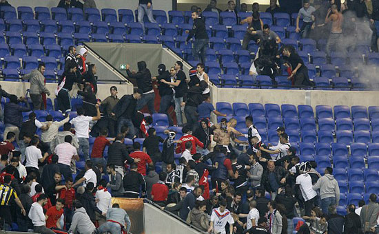  شغب الجماهير التركية يؤجل انطلاق لقاء ليون وبشكتاش باليوروباليج  (1)