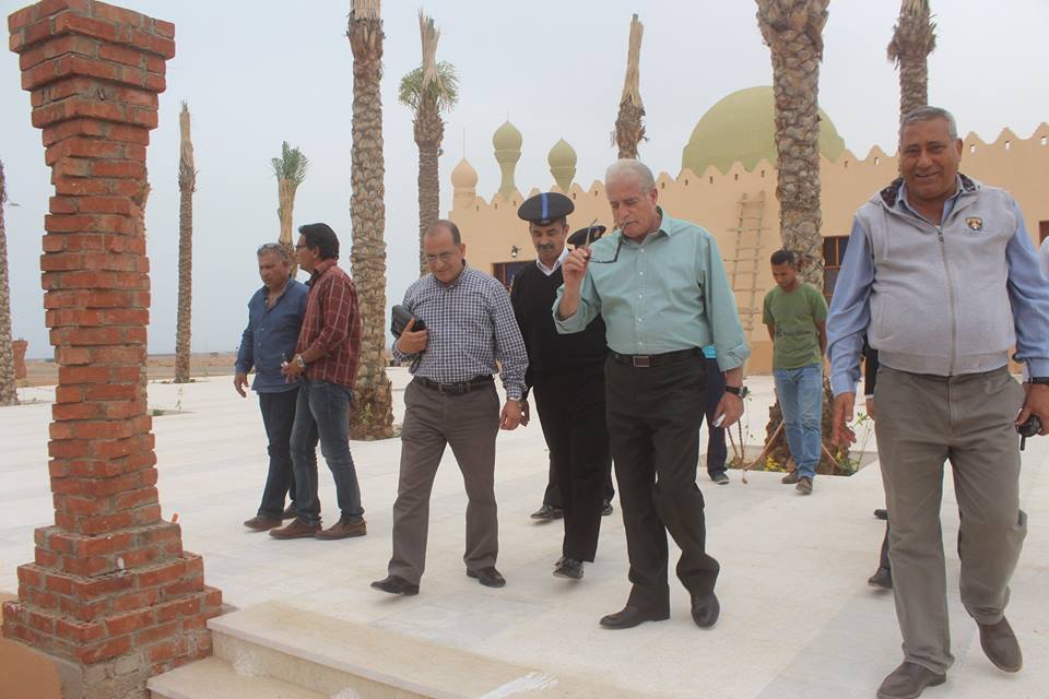 محافظ جنوب سيناء ورئيس مدنية شرم الشيخ اثناء الجولة