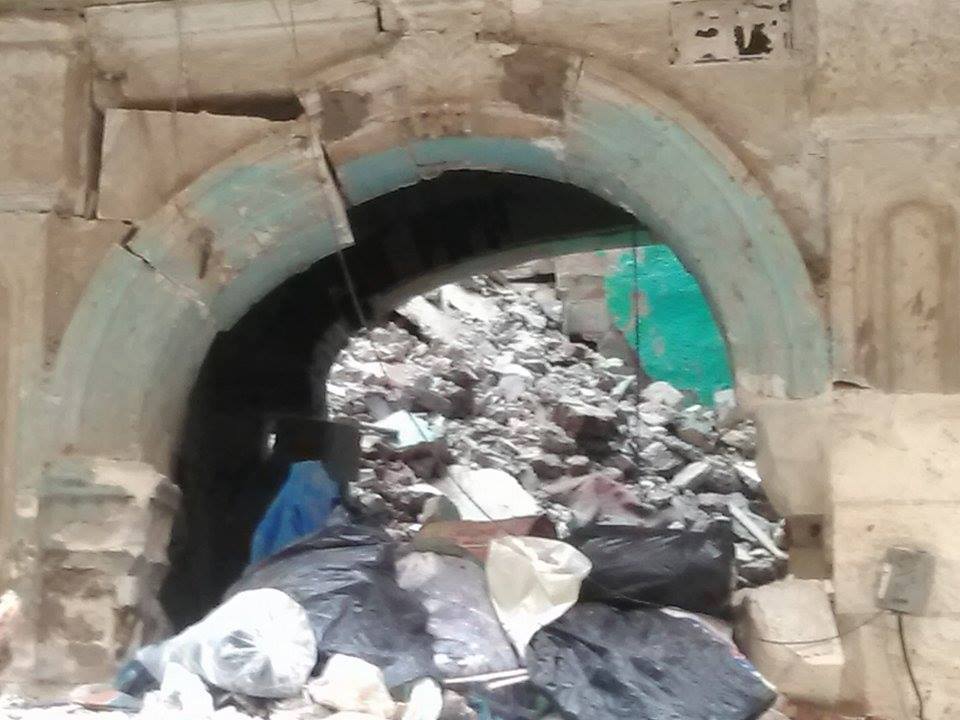 القمامة ومخلفات البناء فى شارع مدورة (4)