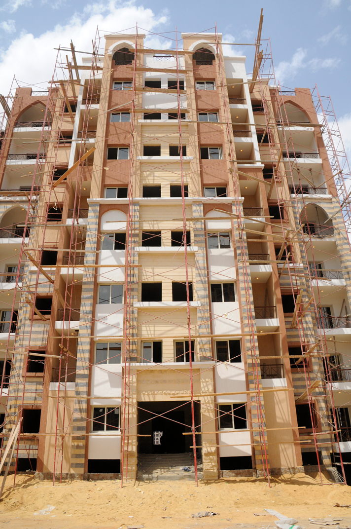وزير الإسكان يتفقد أول عينة تشطيب واجهات عمارات العاصمة الإدارية الجديدة (3)