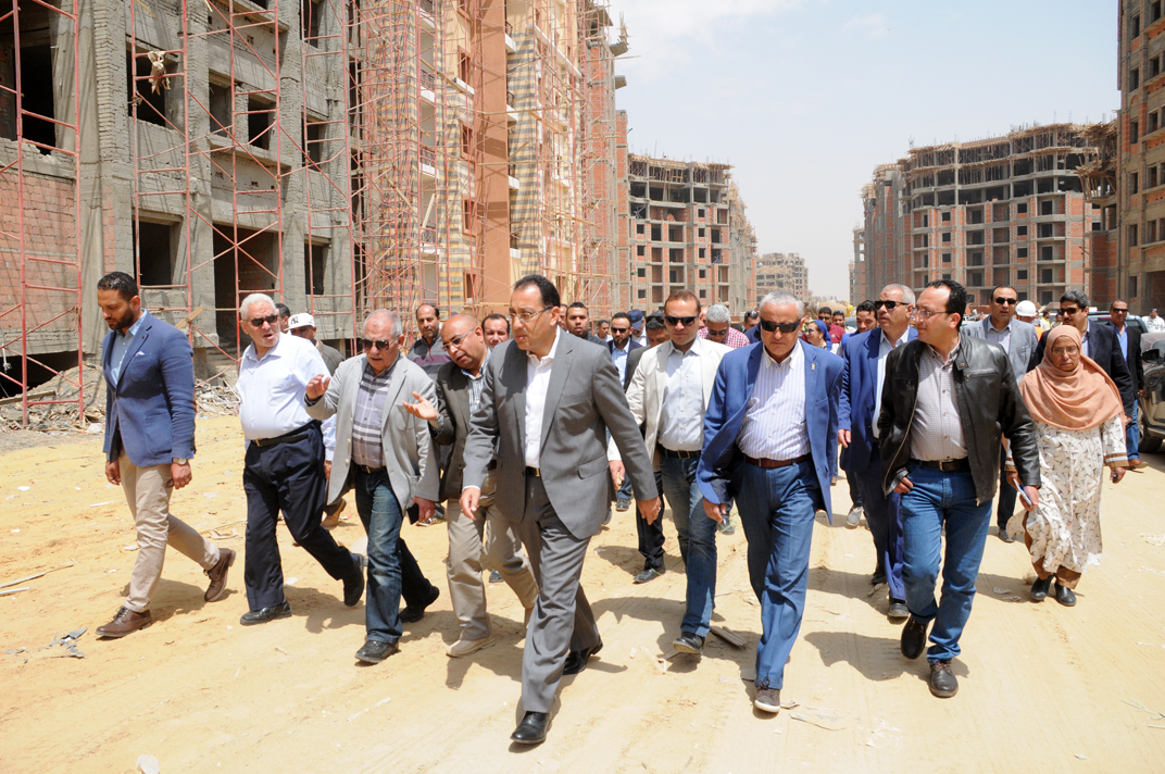 وزير الإسكان يتفقد أول عينة تشطيب واجهات عمارات العاصمة الإدارية الجديدة (1)