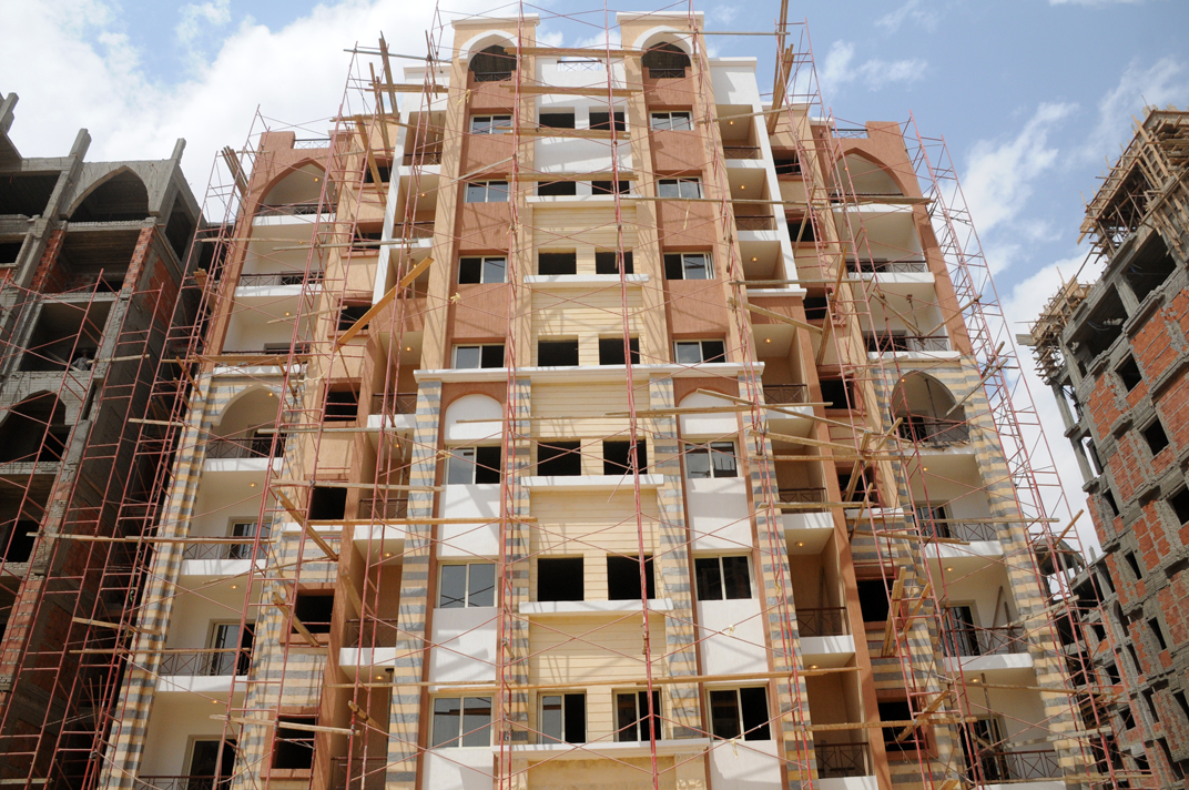 وزير الإسكان يتفقد أول عينة تشطيب واجهات عمارات العاصمة الإدارية الجديدة (2)