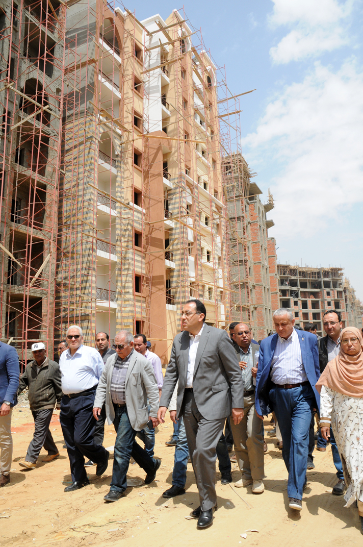 وزير الإسكان يتفقد أول عينة تشطيب واجهات عمارات العاصمة الإدارية الجديدة (4)