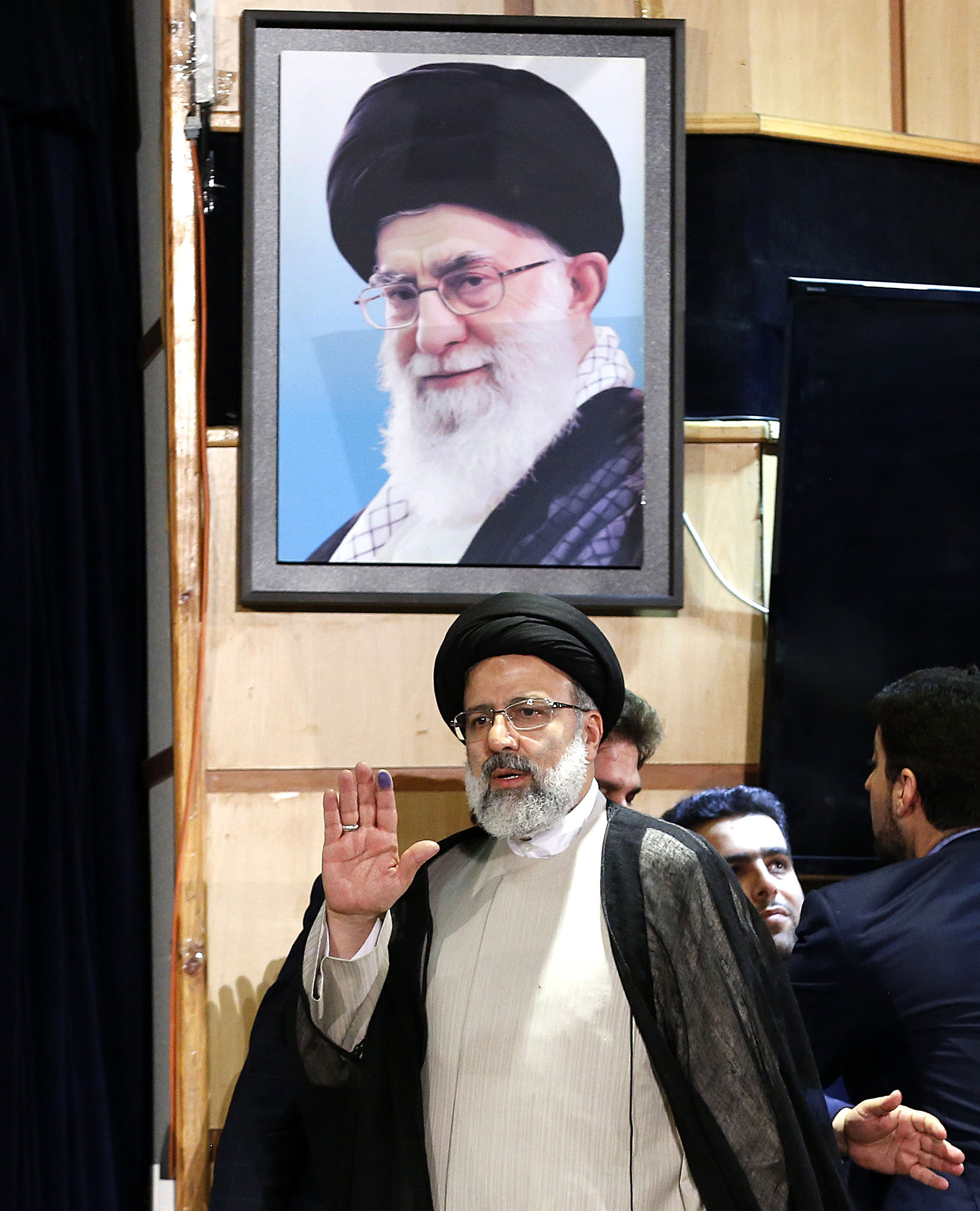المرشح الايرانى إبراهيم رايسي على صورة للمرشد الأعلى الإيراني آية الله علي خامنئي بعد تسجيل ترشيحه للانتخابات الرئاسية المقبلة
