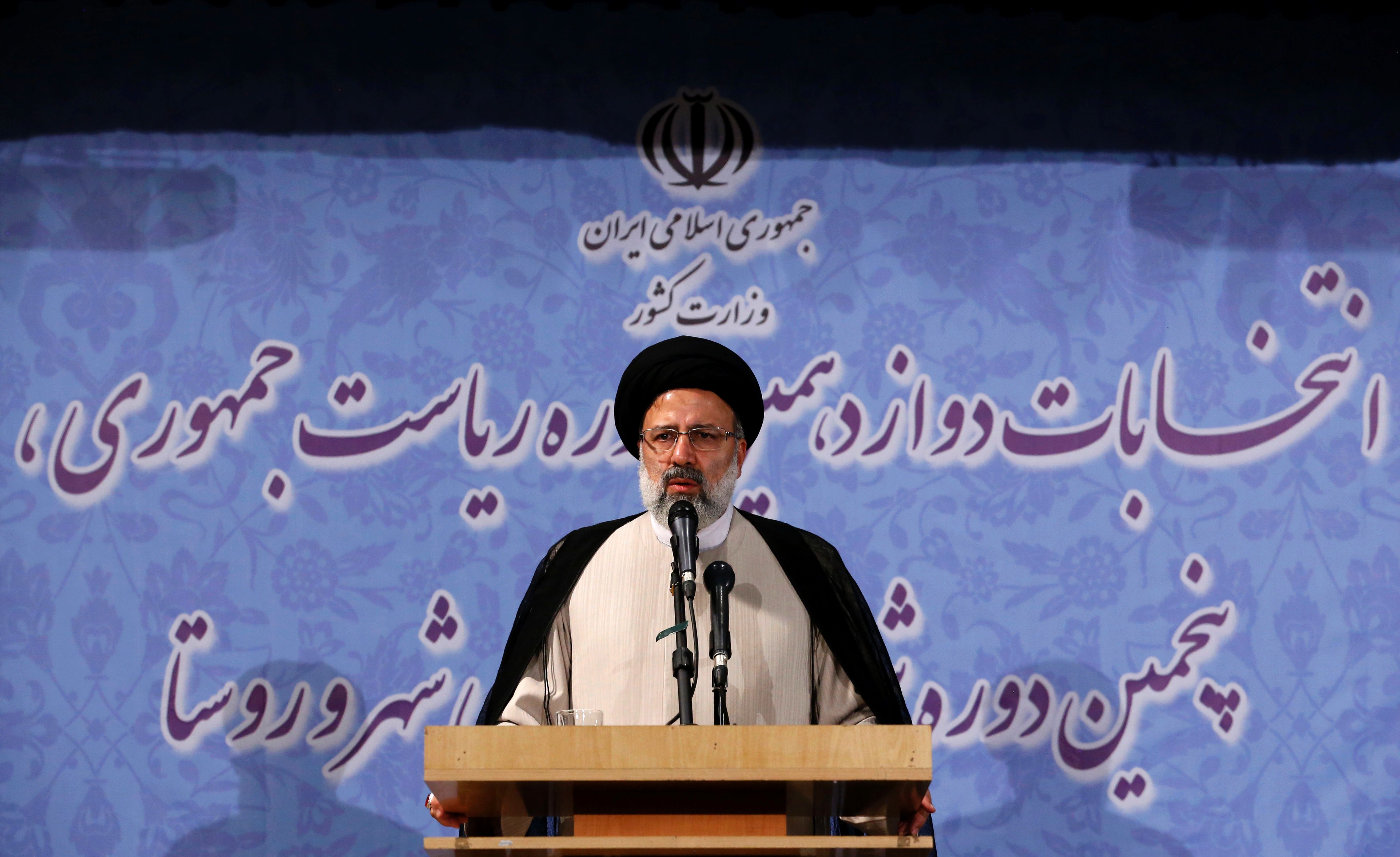رجل الدين الإيراني ورئيس مؤسسة الإمام رضا الخيرية إبراهيم رايسي