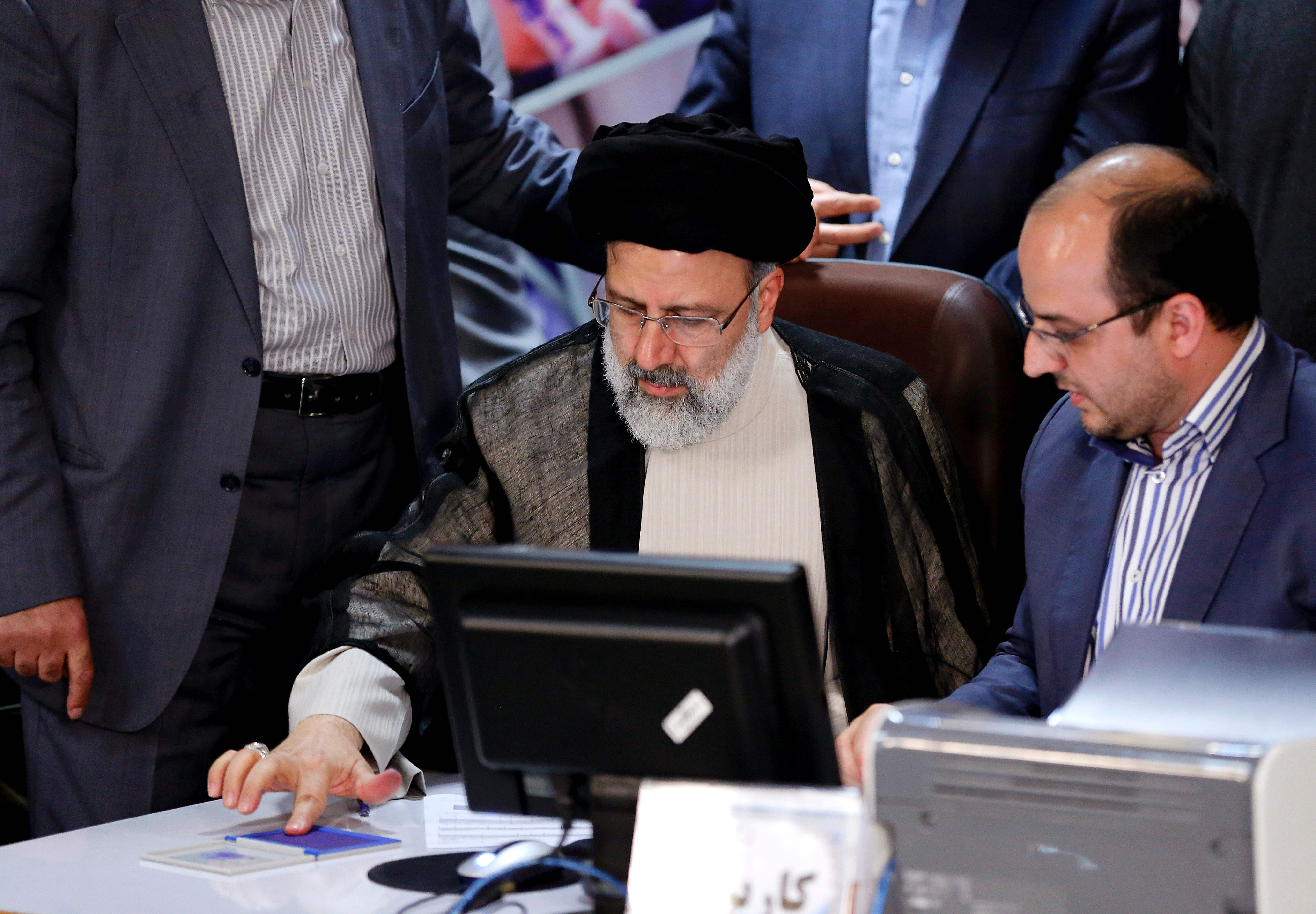 المرشح ابراهيم الريسى يسجل ترشحه فى الانتخابات الايرانية