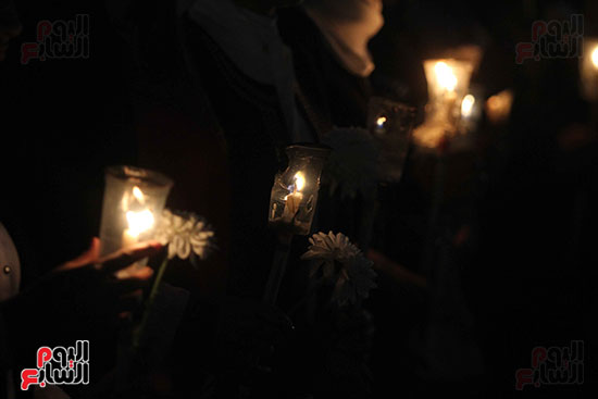 وقفة بالشموع أمام مدينة الإنتاج الإعلامى لتأبين ضحايا الكنيستين (28)