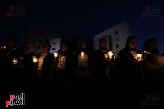 وقفة بالشموع أمام مدينة الإنتاج الإعلامى لتأبين ضحايا الكنيستين (43)