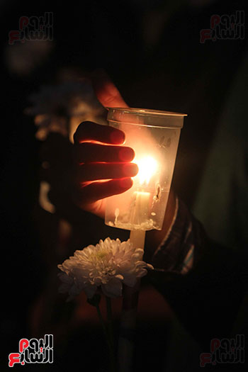 وقفة بالشموع أمام مدينة الإنتاج الإعلامى لتأبين ضحايا الكنيستين (24)