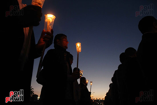 وقفة بالشموع أمام مدينة الإنتاج الإعلامى لتأبين ضحايا الكنيستين (14)