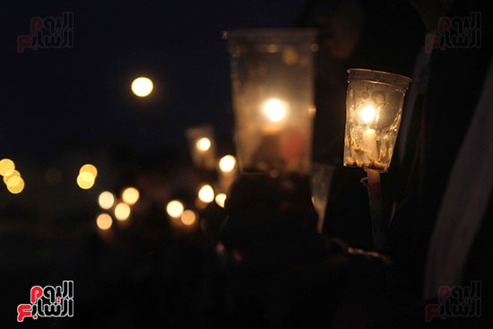 وقفة بالشموع أمام مدينة الإنتاج الإعلامى لتأبين ضحايا الكنيستين (20)