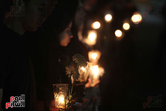 وقفة بالشموع أمام مدينة الإنتاج الإعلامى لتأبين ضحايا الكنيستين (3)