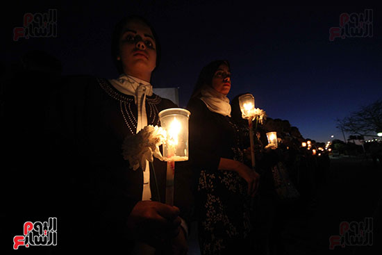 وقفة بالشموع أمام مدينة الإنتاج الإعلامى لتأبين ضحايا الكنيستين (31)