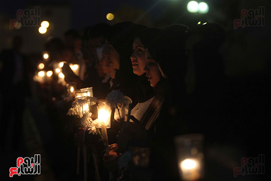 وقفة بالشموع أمام مدينة الإنتاج الإعلامى لتأبين ضحايا الكنيستين (25)