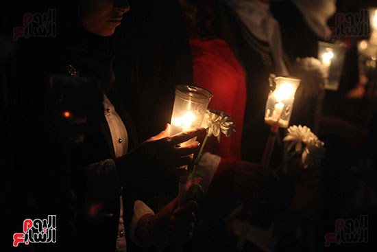 وقفة بالشموع أمام مدينة الإنتاج الإعلامى لتأبين ضحايا الكنيستين (27)