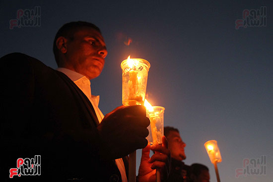 وقفة بالشموع أمام مدينة الإنتاج الإعلامى لتأبين ضحايا الكنيستين (15)