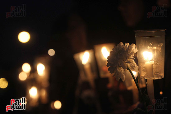 وقفة بالشموع أمام مدينة الإنتاج الإعلامى لتأبين ضحايا الكنيستين (22)