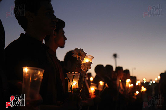 وقفة بالشموع أمام مدينة الإنتاج الإعلامى لتأبين ضحايا الكنيستين (18)