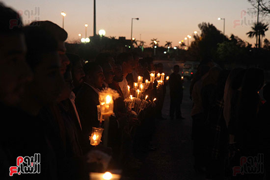 وقفة بالشموع أمام مدينة الإنتاج الإعلامى لتأبين ضحايا الكنيستين (12)