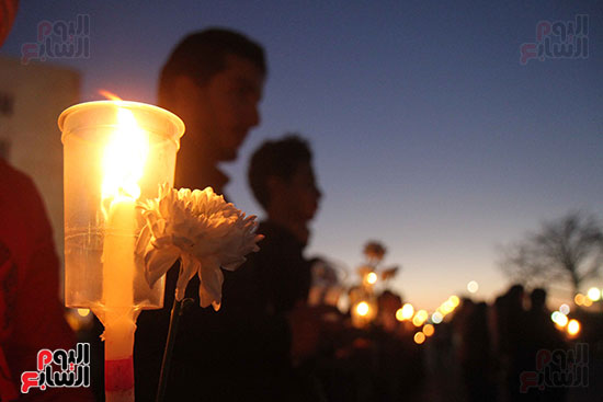 وقفة بالشموع أمام مدينة الإنتاج الإعلامى لتأبين ضحايا الكنيستين (17)