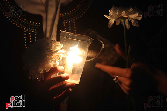 وقفة بالشموع أمام مدينة الإنتاج الإعلامى لتأبين ضحايا الكنيستين (29)