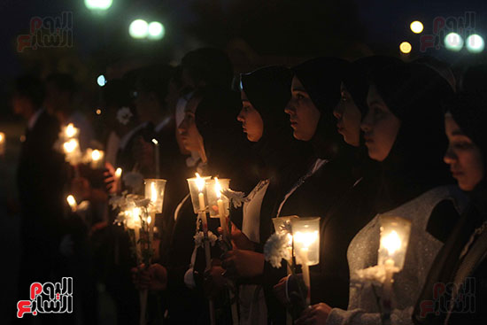 وقفة بالشموع أمام مدينة الإنتاج الإعلامى لتأبين ضحايا الكنيستين (23)