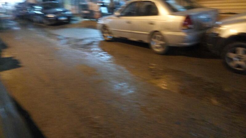 صورة آخرى توضح غرق الشارع بالمياه