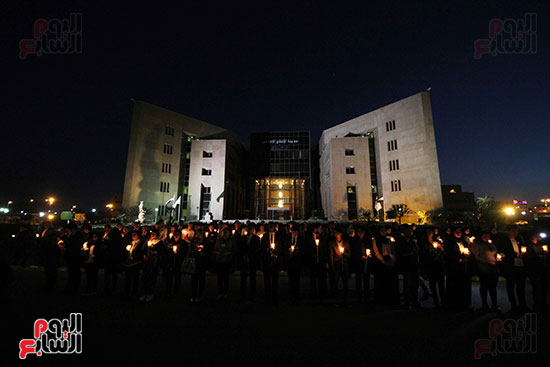 وقفة بالشموع أمام مدينة الإنتاج الإعلامى لتأبين ضحايا الكنيستين (30)