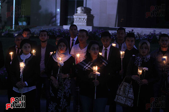 وقفة بالشموع أمام مدينة الإنتاج الإعلامى لتأبين ضحايا الكنيستين (39)