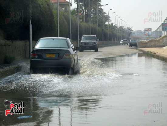 السيارات تغرقها مياه الأمطار خلف قرية مرحبا السياحية