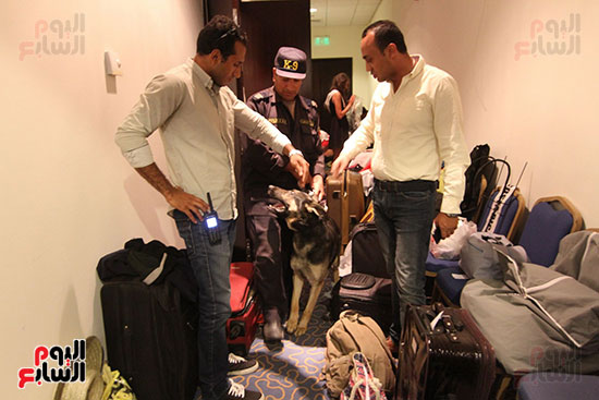 خبراء المفرقعات يستخدمون الكلاب للكشف على الحقائب