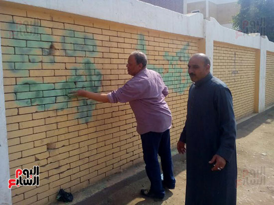  مدير مدرسة سيدي لحة يطمس الكلمات غير المفهومة من على جدار المدرسة