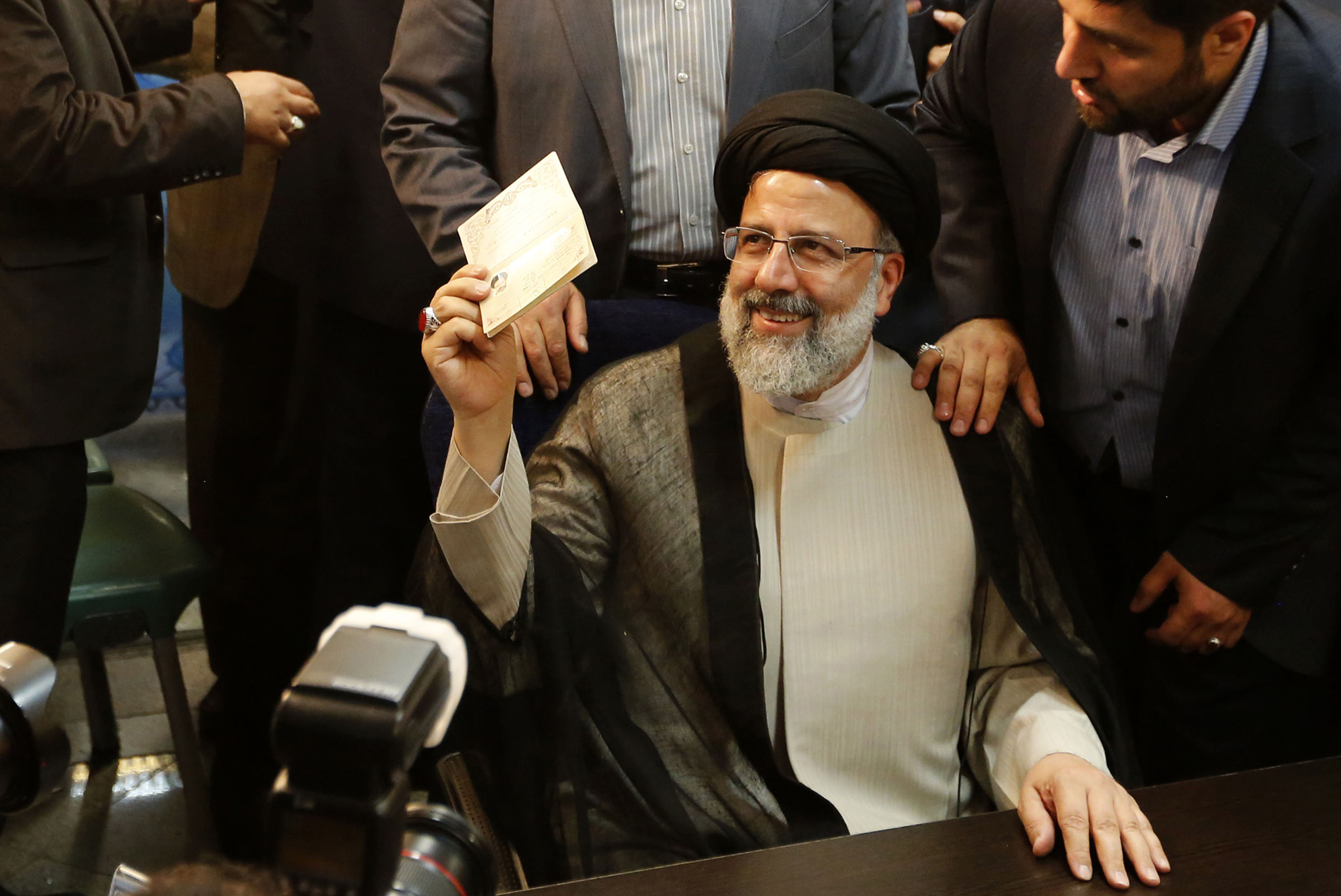 بعد تسجيل المرشح ابراهيم رايسى  ترشيحه للانتخابات الايرانية الرئاسية المقبلة