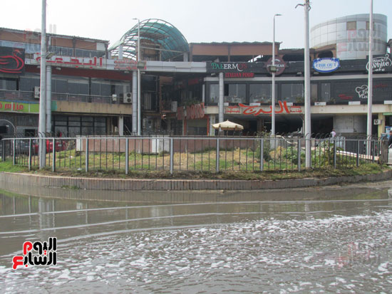 مجمع المطاعم الشهير تغمره مياه الأمطار وسط غياب المسئولين