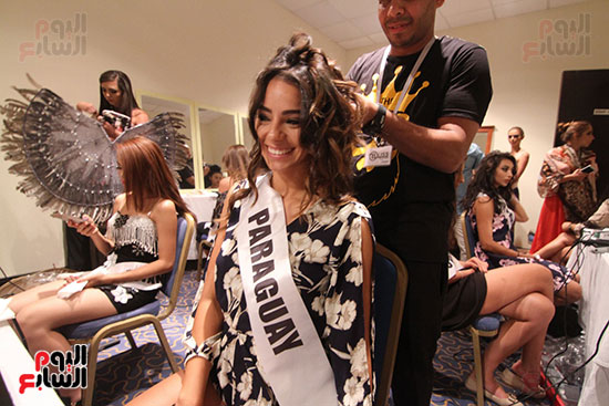 ملكة جمال براجواى أثناء تصفيف شعرها