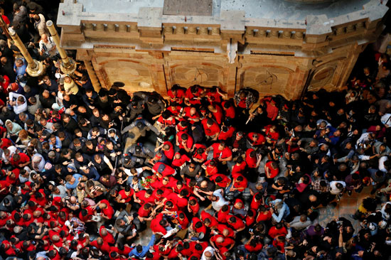 تجمع الأقباط المحتفلون بعيد الفصح أمام القبر المقدس بفلسطين