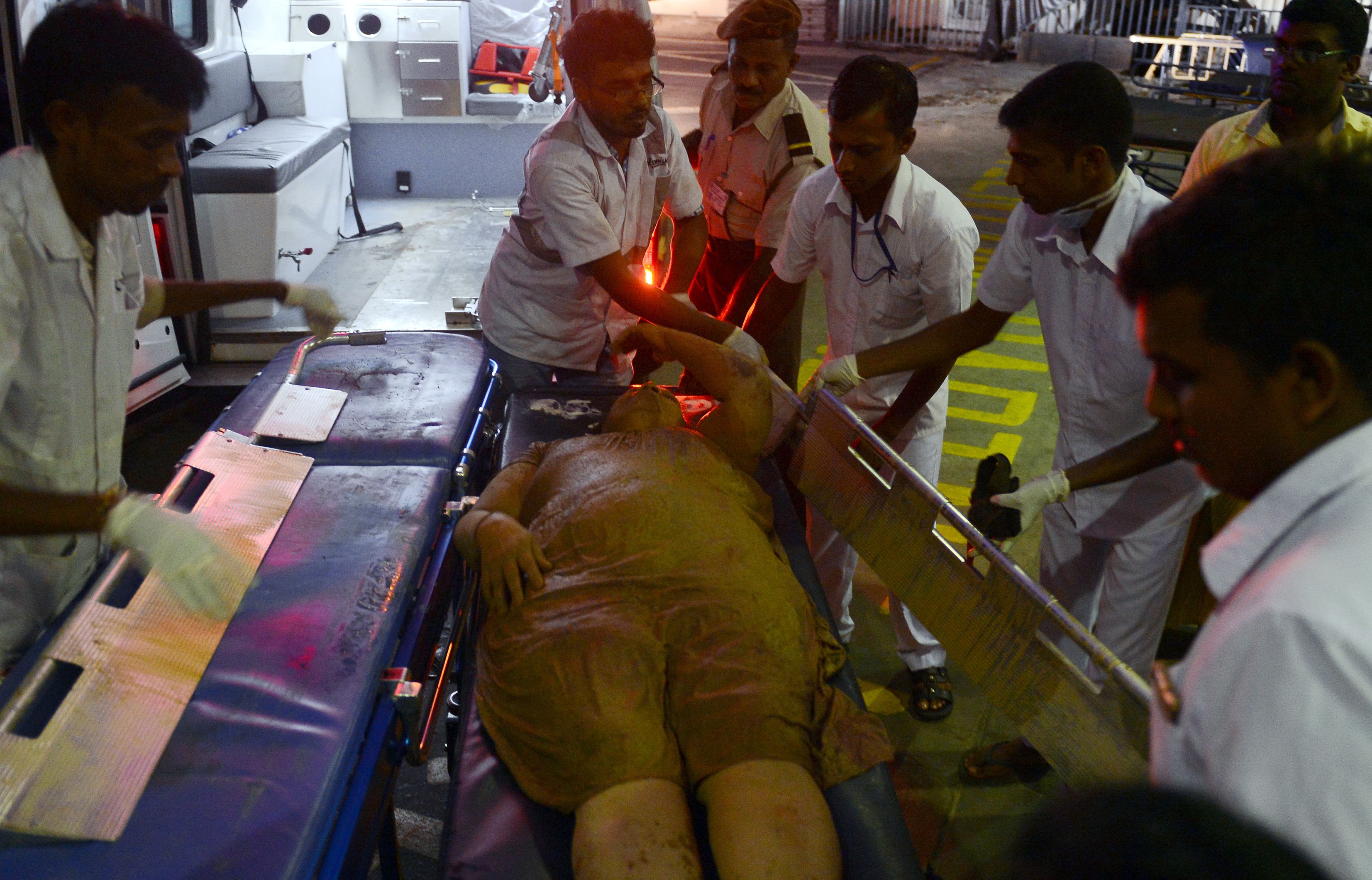 سيدة مصابة فى حادث انهيار مكب للنفايات فى سريلانكا