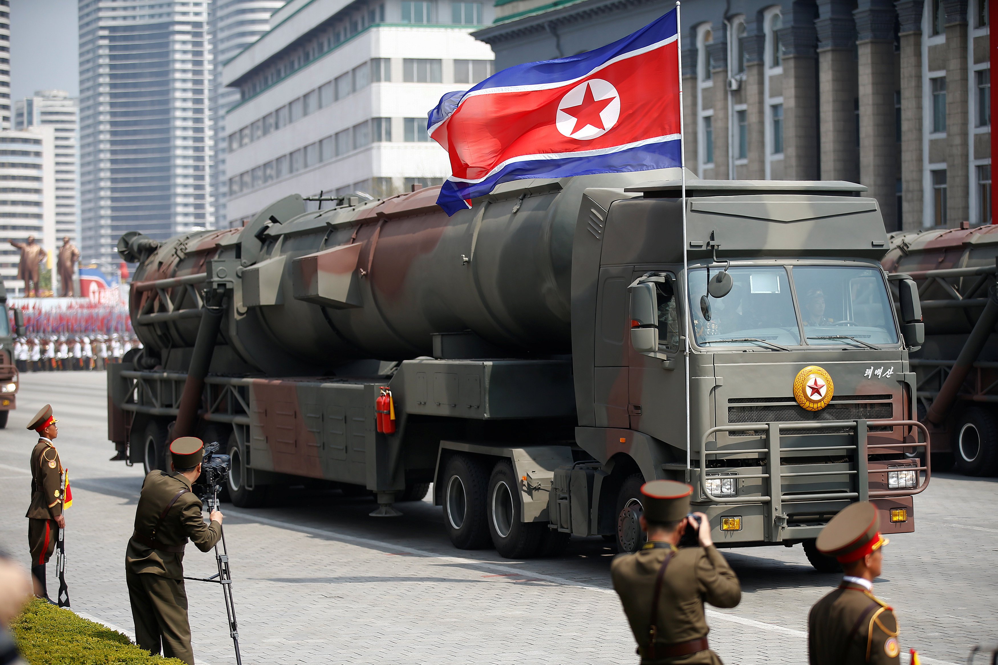 عربة صواريخ باليستية فى العرض العسكرى لكوريا الشمالية