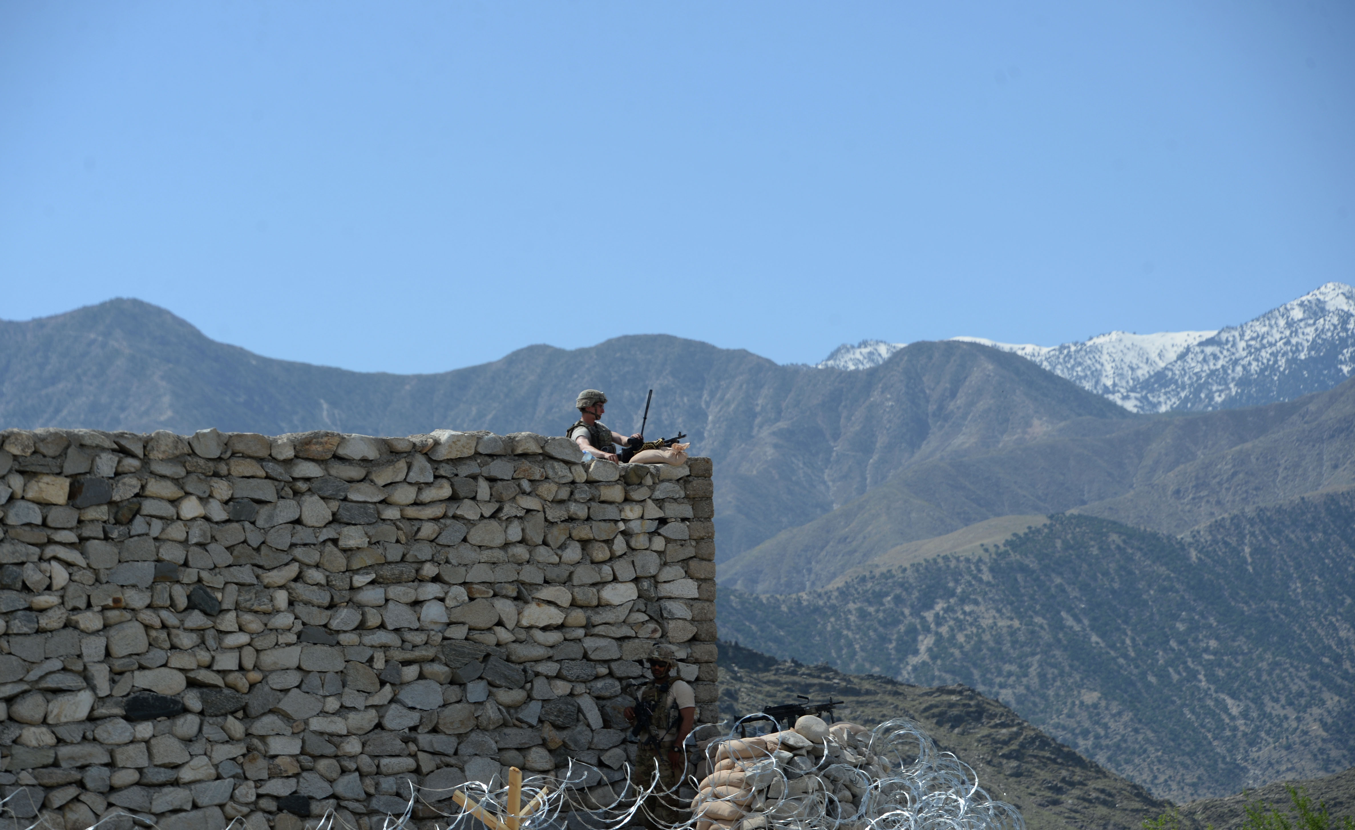 عمليات البحث عن إرهابيين فى منطقة سلسلة الكهوف بأفغانستان