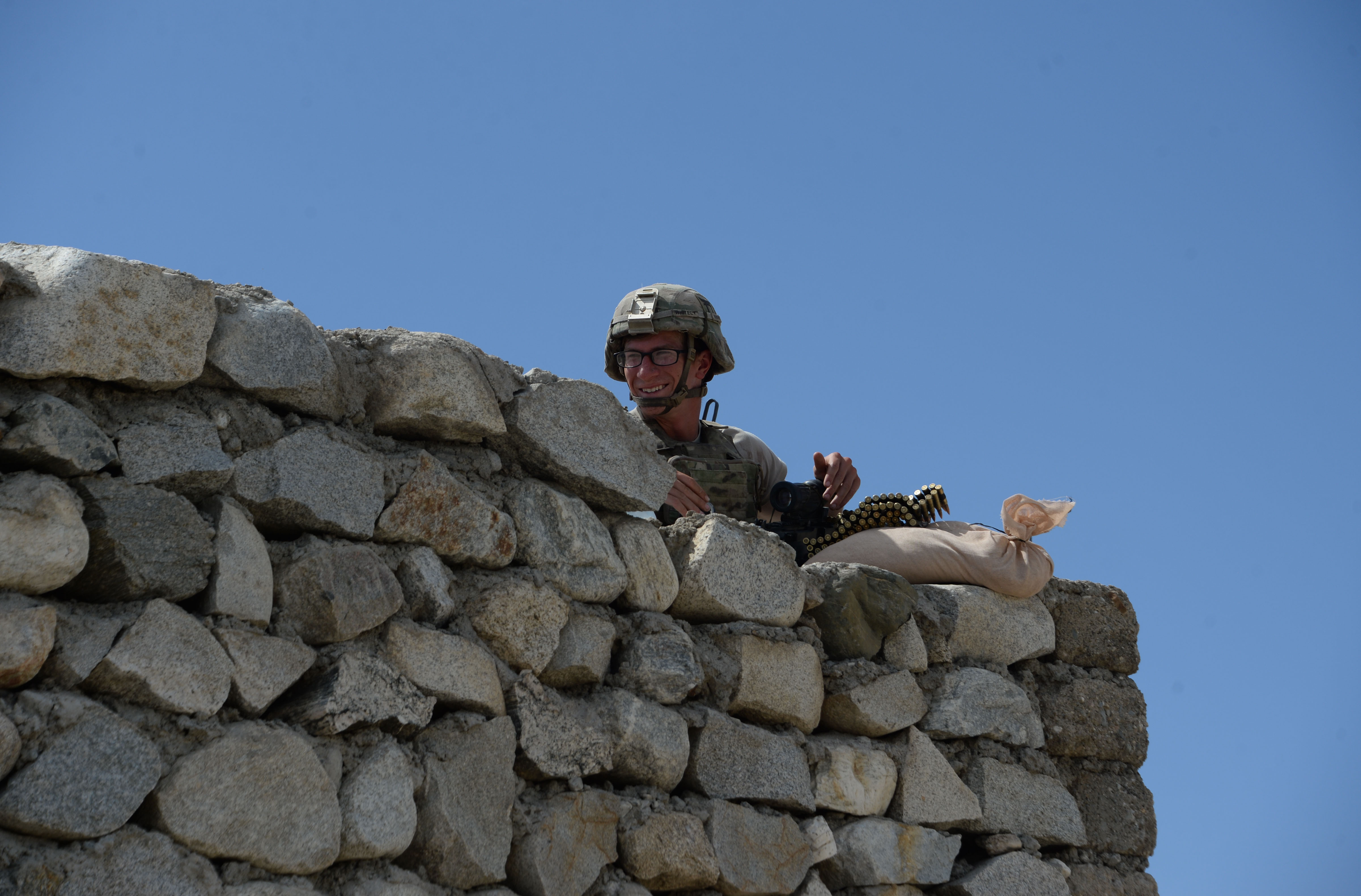 جندى أمريكى يعتلى أحد الأبنية بمنطقة الكهوف فى أفغانستان