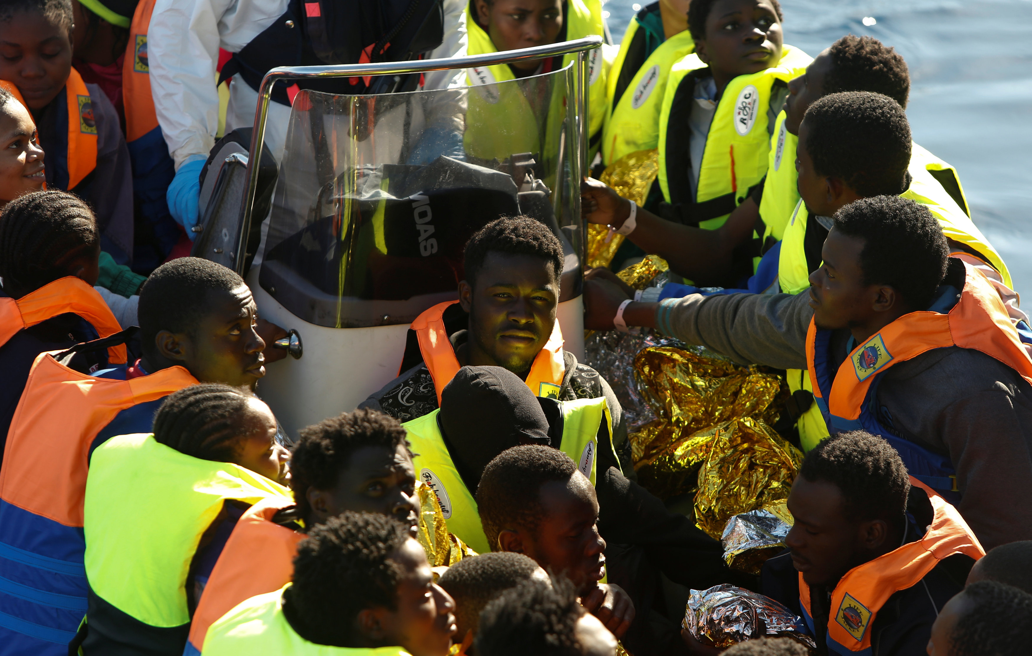 انقاذ عشرات المهاجرين فوق زورق مطاطى