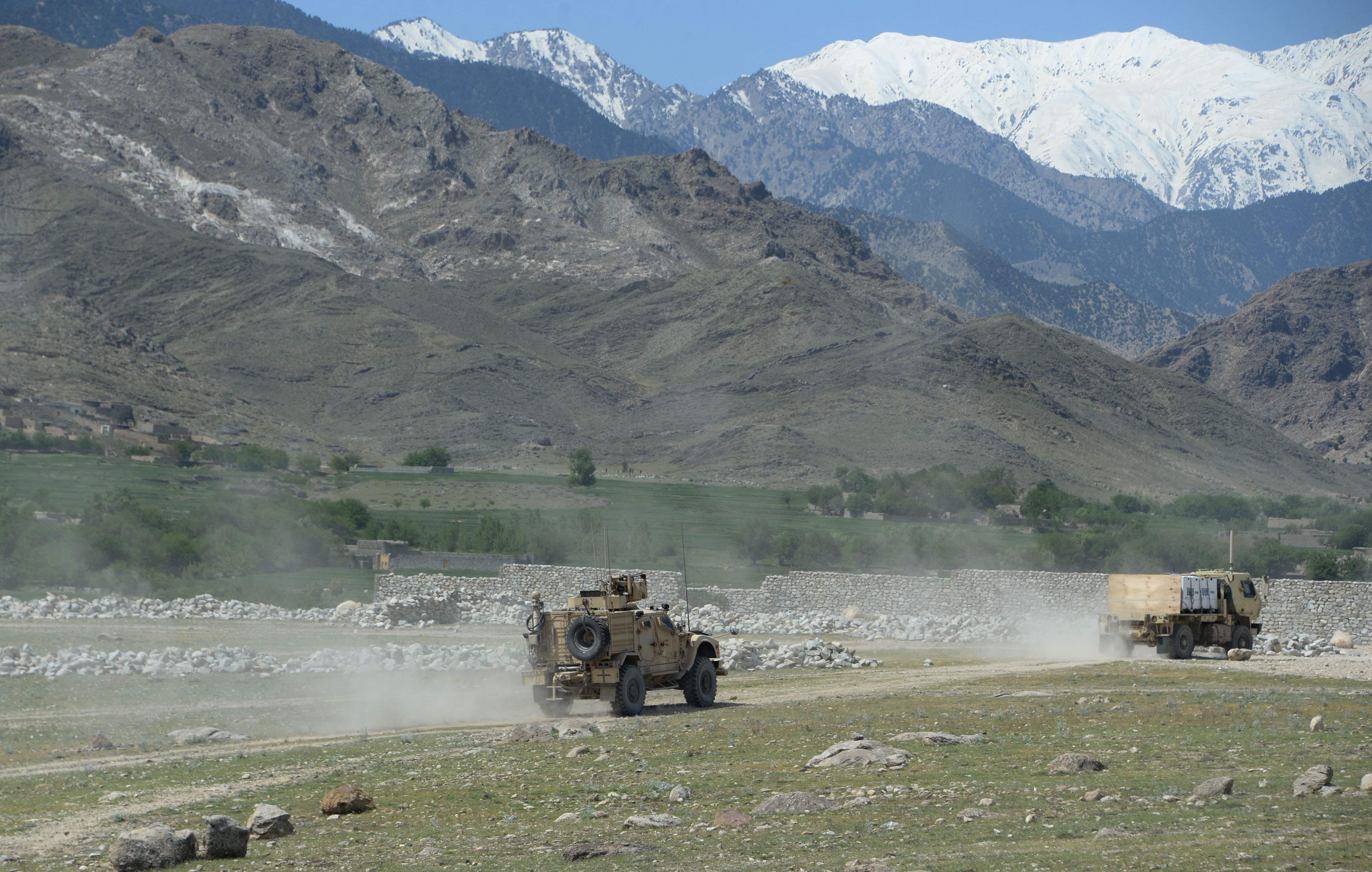 دورية عسكرية للقوات الأمريكية بموقع اسقاط أم القنابل فى أفغانستان