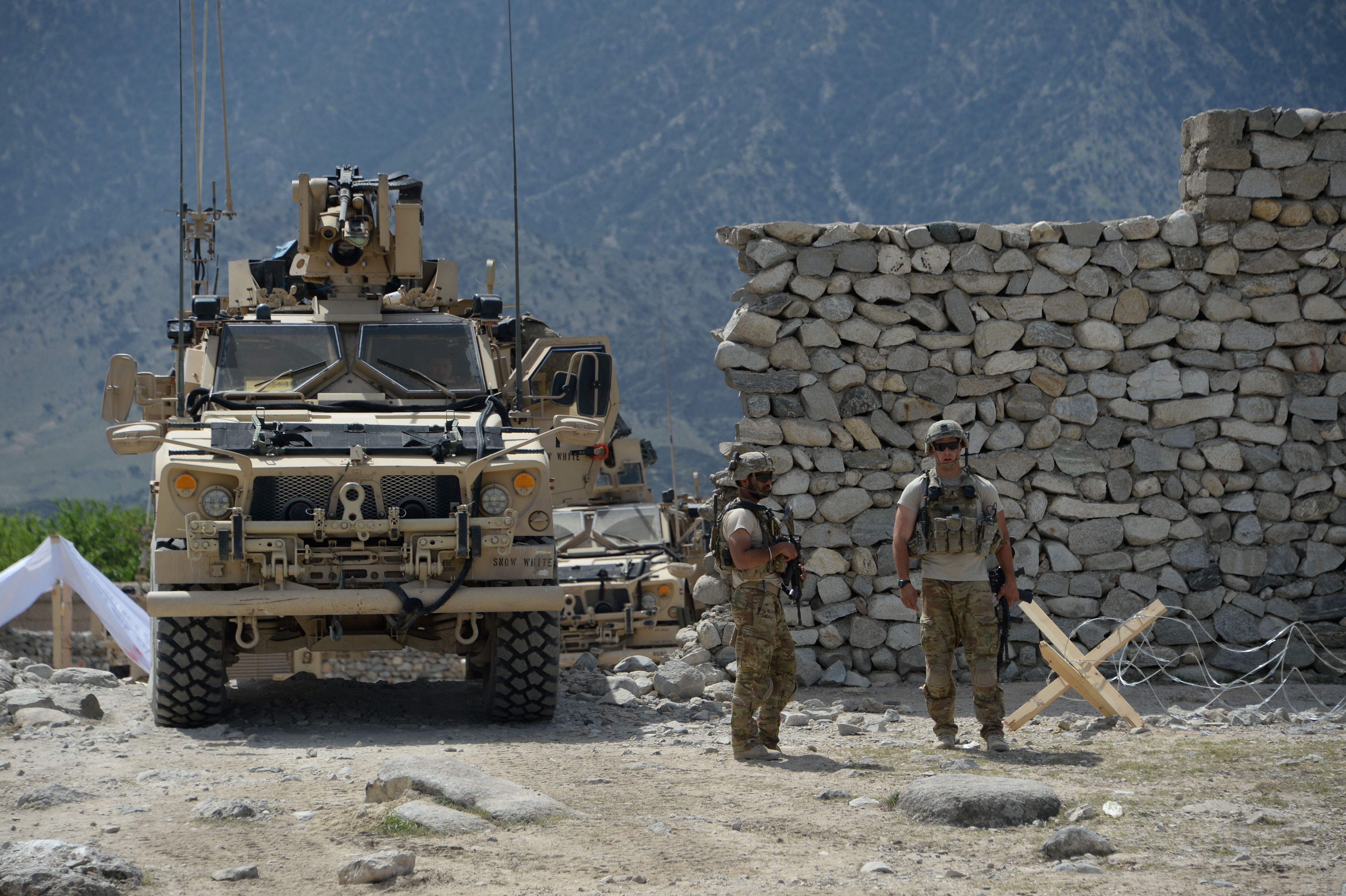 جنود أمريكان فى منطقة اسقاط أم القنابل بأفغانستان